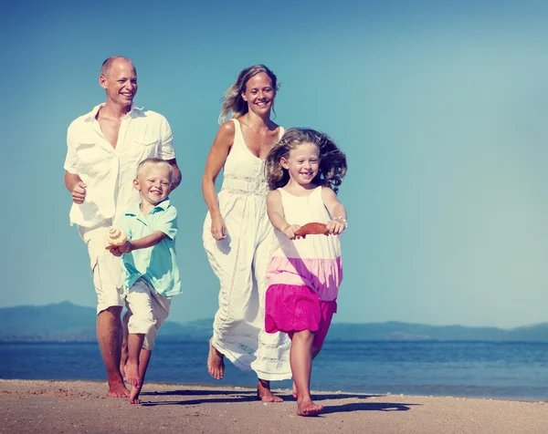 Família correndo brincalhão no conceito de férias — Fotografia de Stock