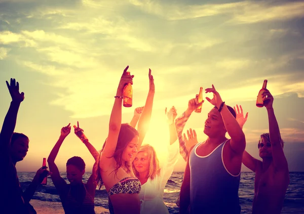 Pessoas celebrando na praia verão festa conceito — Fotografia de Stock