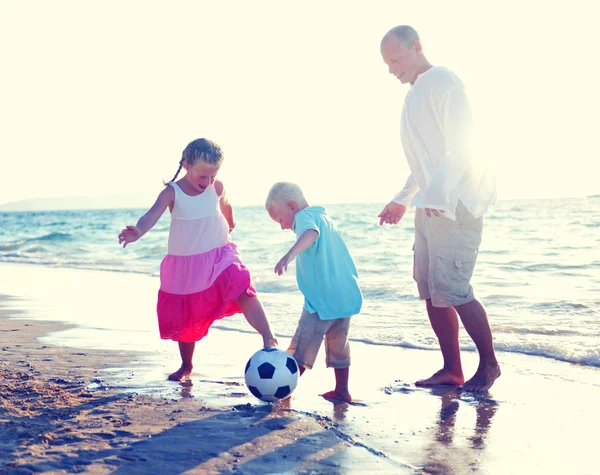 Otec dceru a syna na pláži koncepce — Stock fotografie