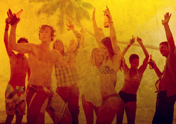 Люди святкують на пляжі літо Party Concept — стокове фото