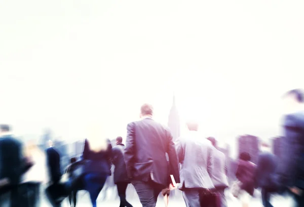 Zakenmensen wandelen in de stad — Stockfoto