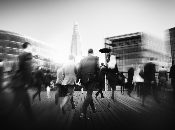 Деловые люди в час пик пешком
