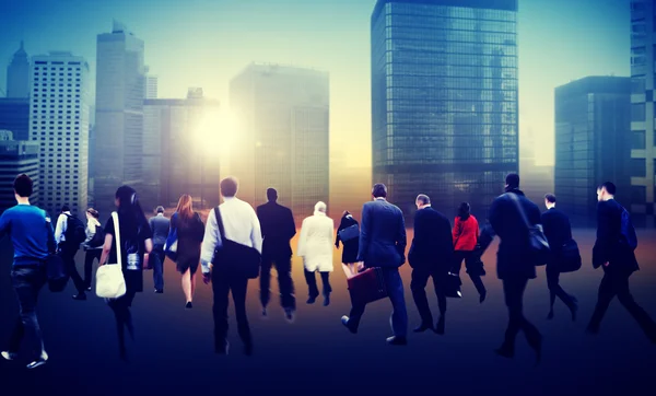 Pessoas caminhando na hora do Rush — Fotografia de Stock