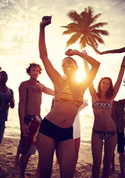 Folket firar på stranden sommar Party konceptet — Stockfoto