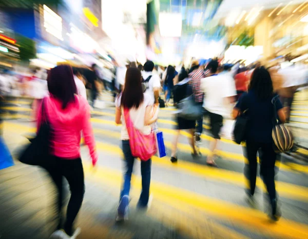 Menschen Straßenüberquerung in Hongkong — Stockfoto