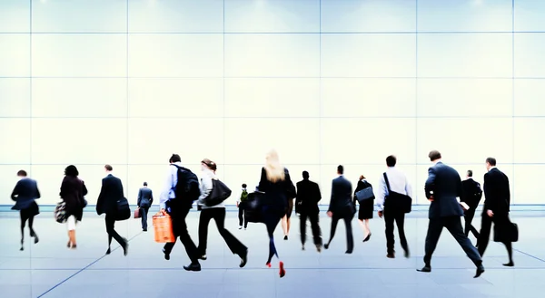 Üzletemberek a csúcsforgalom járás — Stock Fotó