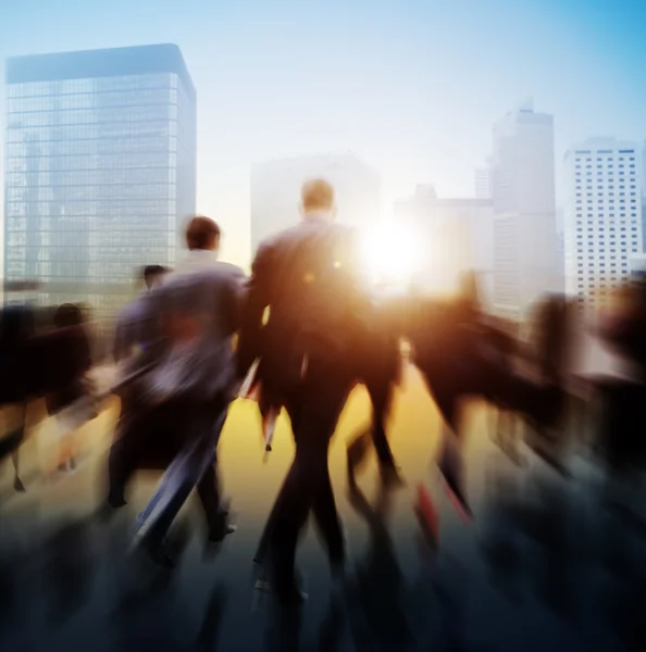 Zakenmensen wandelen in de stad — Stockfoto