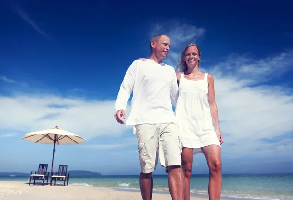 Pareja caminando en una playa — Foto de Stock