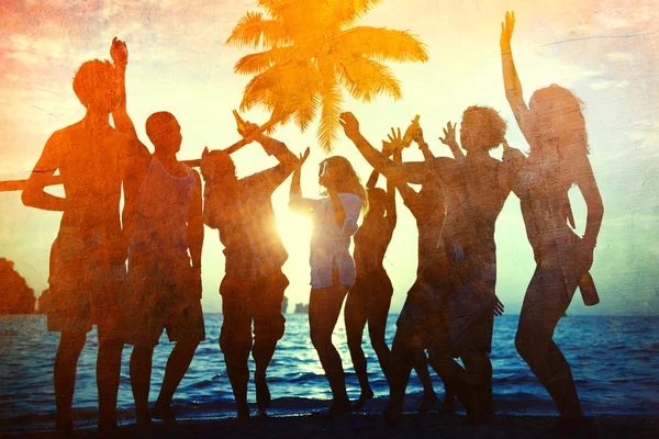 해변에서 축 하 하는 사람들 여름 파티 개념 — 스톡 사진