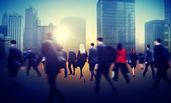 Mensen lopen in de zakenwijk van de Forens — Stockfoto