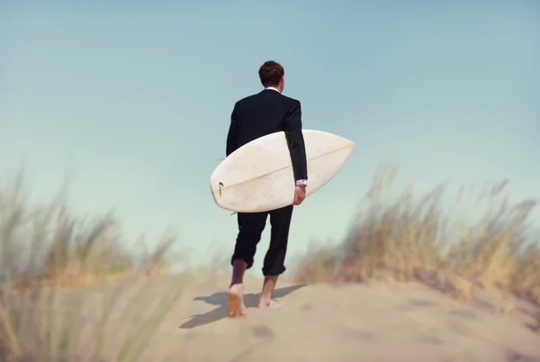 Empresário vai para a praia — Fotografia de Stock