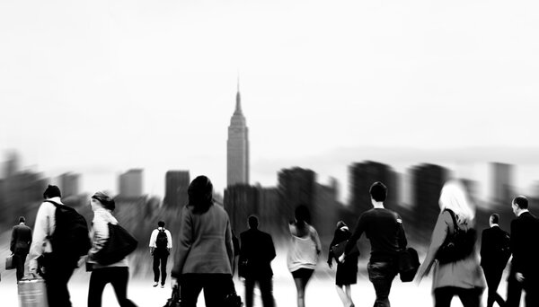 бизнесмены, гуляющие по городу