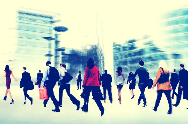 Biznesmeni spacerujący po mieście — Zdjęcie stockowe