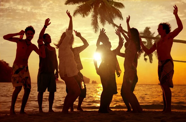 Emberek strandon ünneplő nyári fél fogalma — Stock Fotó