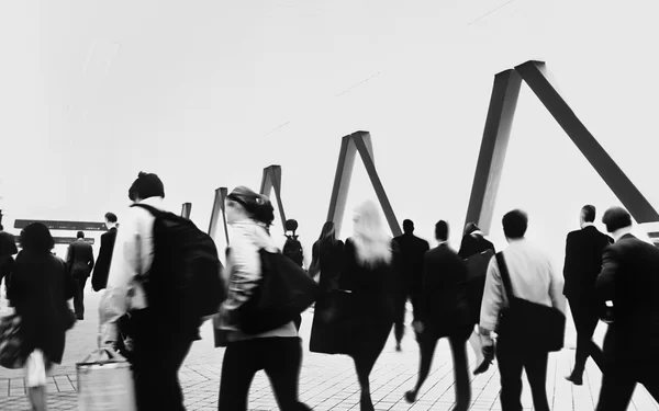 Gente de negocios caminando por la ciudad — Foto de Stock