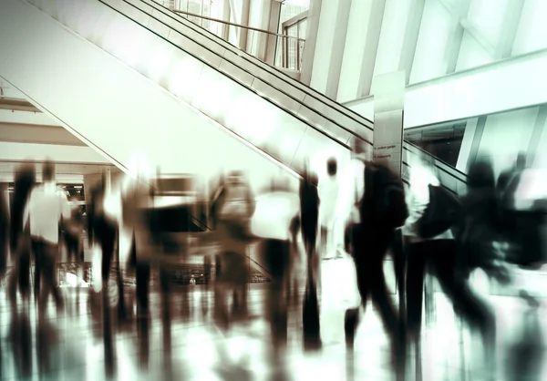 Menschen kaufen im Einkaufszentrum ein — Stockfoto