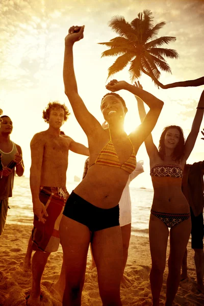 Folket firar på stranden sommar Party konceptet — Stockfoto