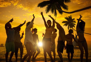 İnsanlar kutlayan plaj yaz parti kavramı