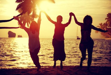 Mutlu arkadaşlar sahilde eğleniyor.