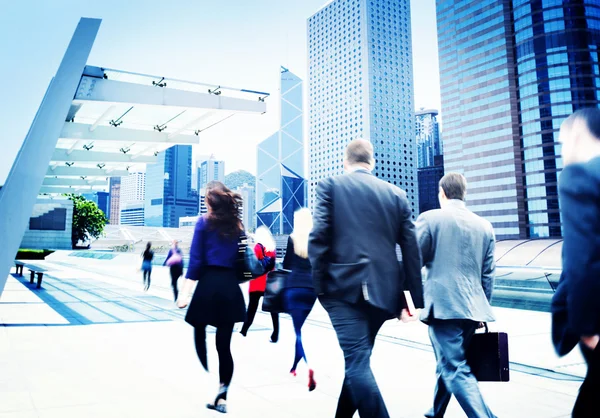 Affärsmän promenader i staden — Stockfoto