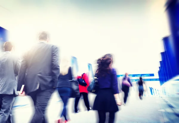 Affärsmän promenader — Stockfoto