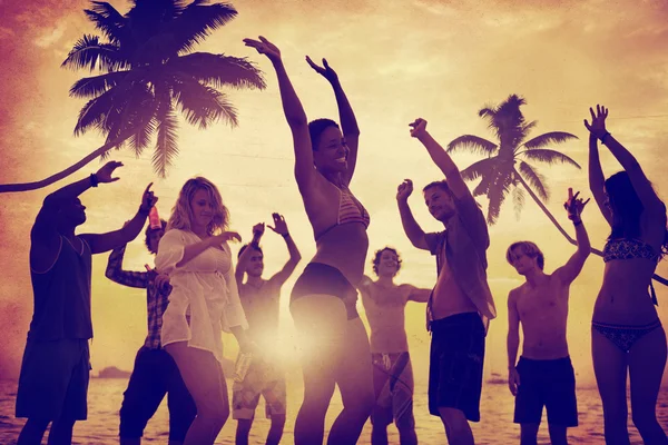 Pessoas celebrando na praia verão festa conceito — Fotografia de Stock