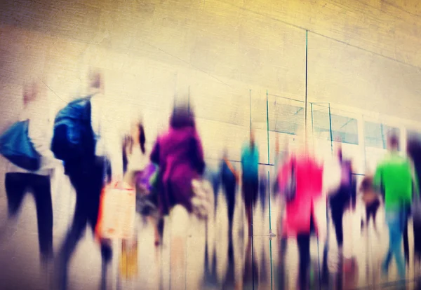 Les gens dans la marche de l'heure de pointe — Photo