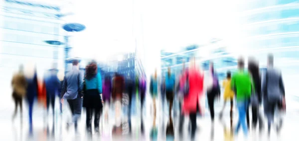 Les gens d'affaires dans la marche de l'heure de pointe — Photo