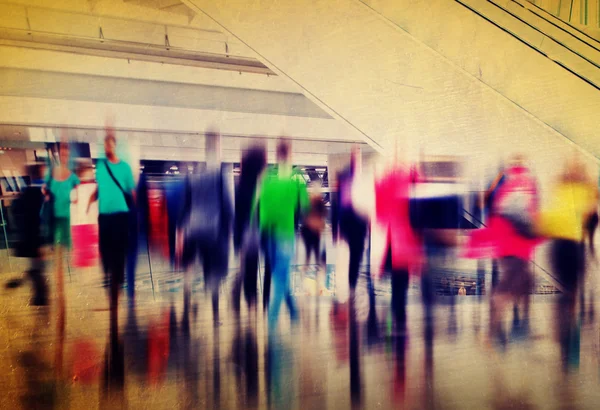 Mensen winkelen in shopping center — Stockfoto