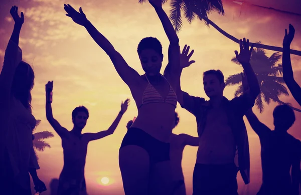 Gente celebrando en Beach Summer Party Concept —  Fotos de Stock