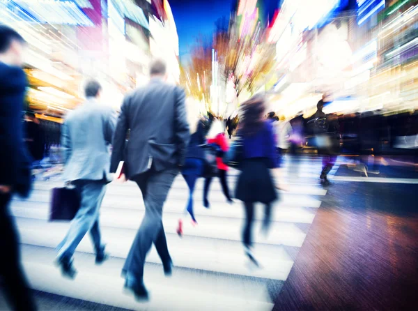 Gente de negocios caminando en la ciudad —  Fotos de Stock