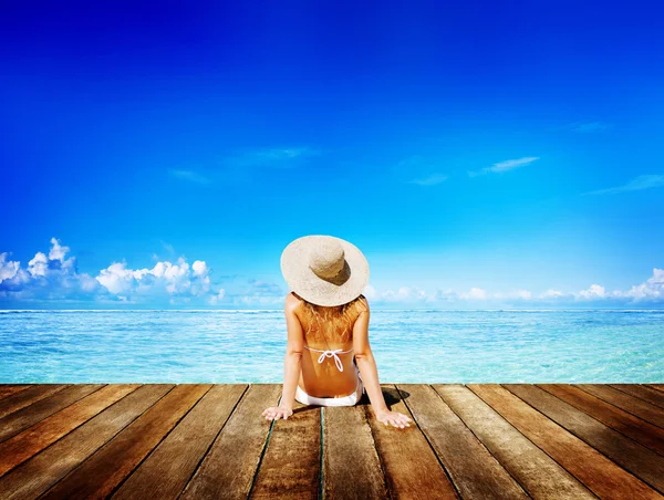 Kobieta relaksujący słoneczny brzeg koncepcja — Zdjęcie stockowe