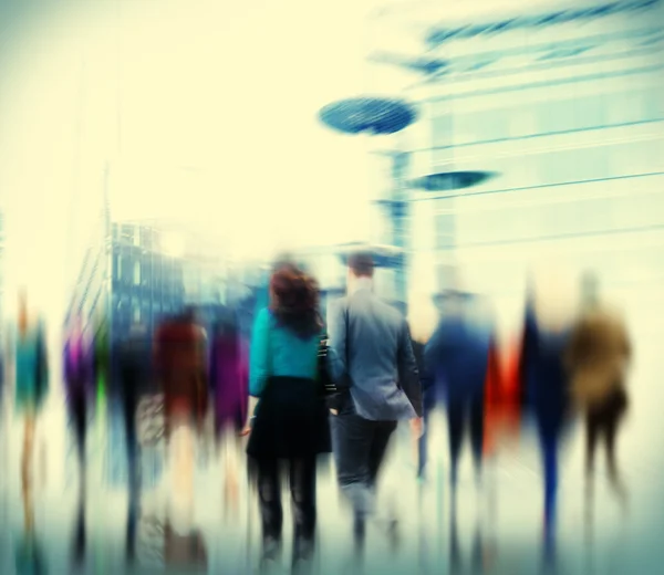 Mensen uit het bedrijfsleven in het spitsuur wandelen — Stockfoto