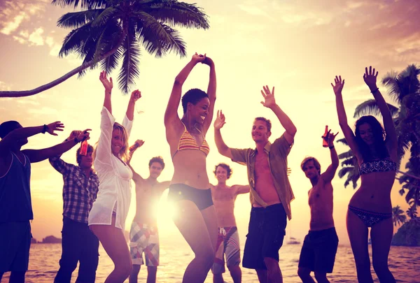 Gente celebrando en Beach Summer Party Concept —  Fotos de Stock