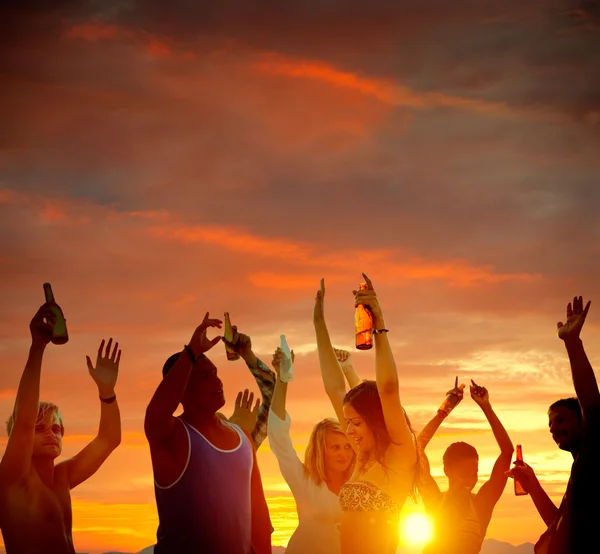 Mensen vieren op strand zomer partij Concept — Stockfoto