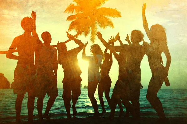 해변에서 축 하 하는 사람들 여름 파티 개념 — 스톡 사진