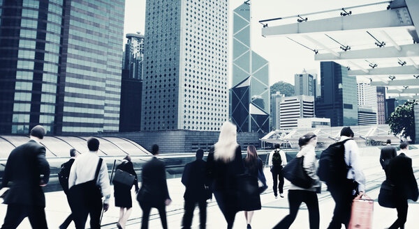 бизнесмены, гуляющие по городу