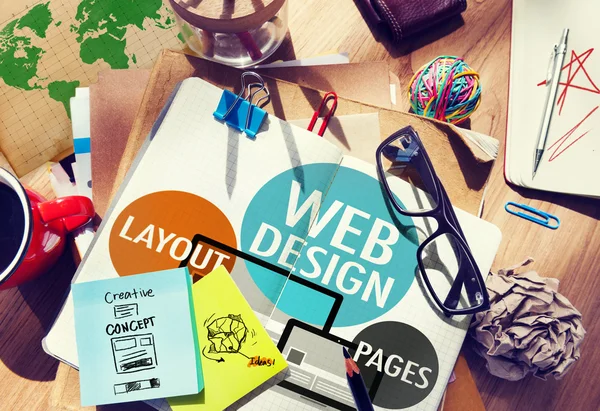 Mesa desordenada y Nota con Concepto de Diseño Web — Foto de Stock