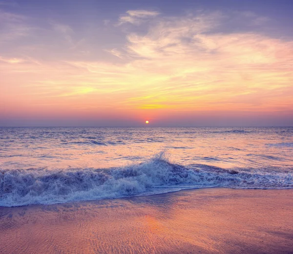 Zonsondergang en zee golven — Stockfoto