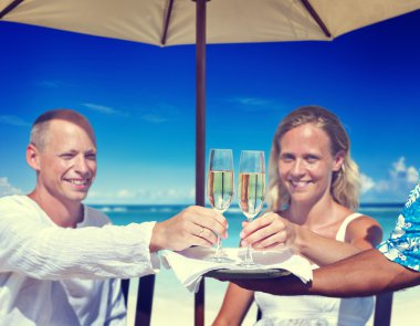 Çift sahilde şampanya ile kutluyor