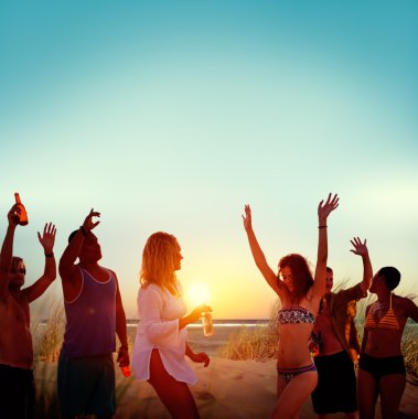 Tropik bir adada bir partide insanlar kutlamak