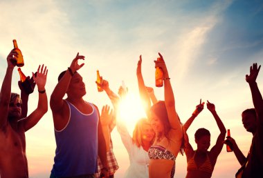 Tropik bir adada bir partide insanlar kutlamak