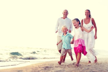 Denizde yürüyen beach aile