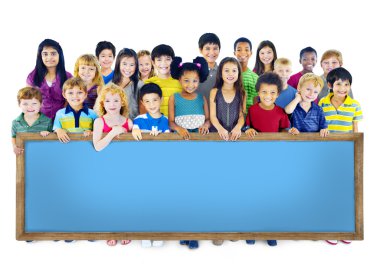 Çok ırklı çocuklar grup ile yazı tahtası