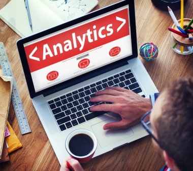 analytics ile dizüstü bilgisayarda çalışan adam