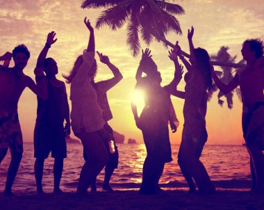 Tropik bir adada bir partide insanlar kutlamak