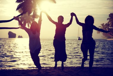 Tropik sahilde mutlu insanlar