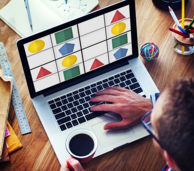 Sudoku ile dizüstü bilgisayar üzerinde çalışan adam
