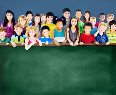 Çok ırklı çocuklar grup ile yazı tahtası