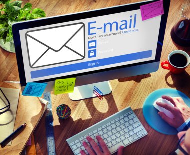 e-posta ile bilgisayarda çalışan adam